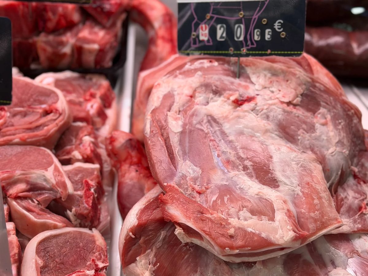 Épaule et côtes d'agneau préparées par les bouchers avant une livraison à domicile