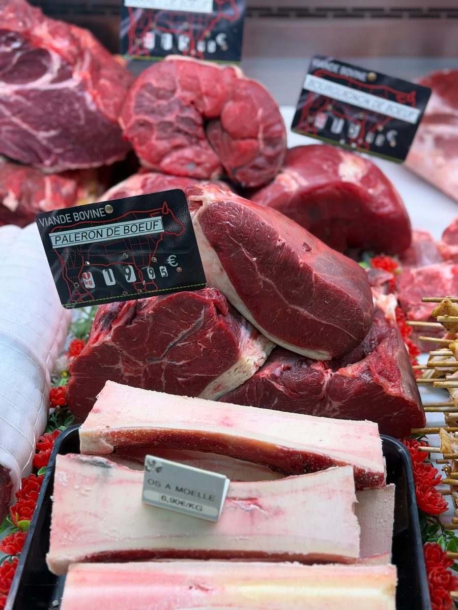 Paleron de bœuf et os à moelle préparés sur l'étal de la Boucherie Dodin