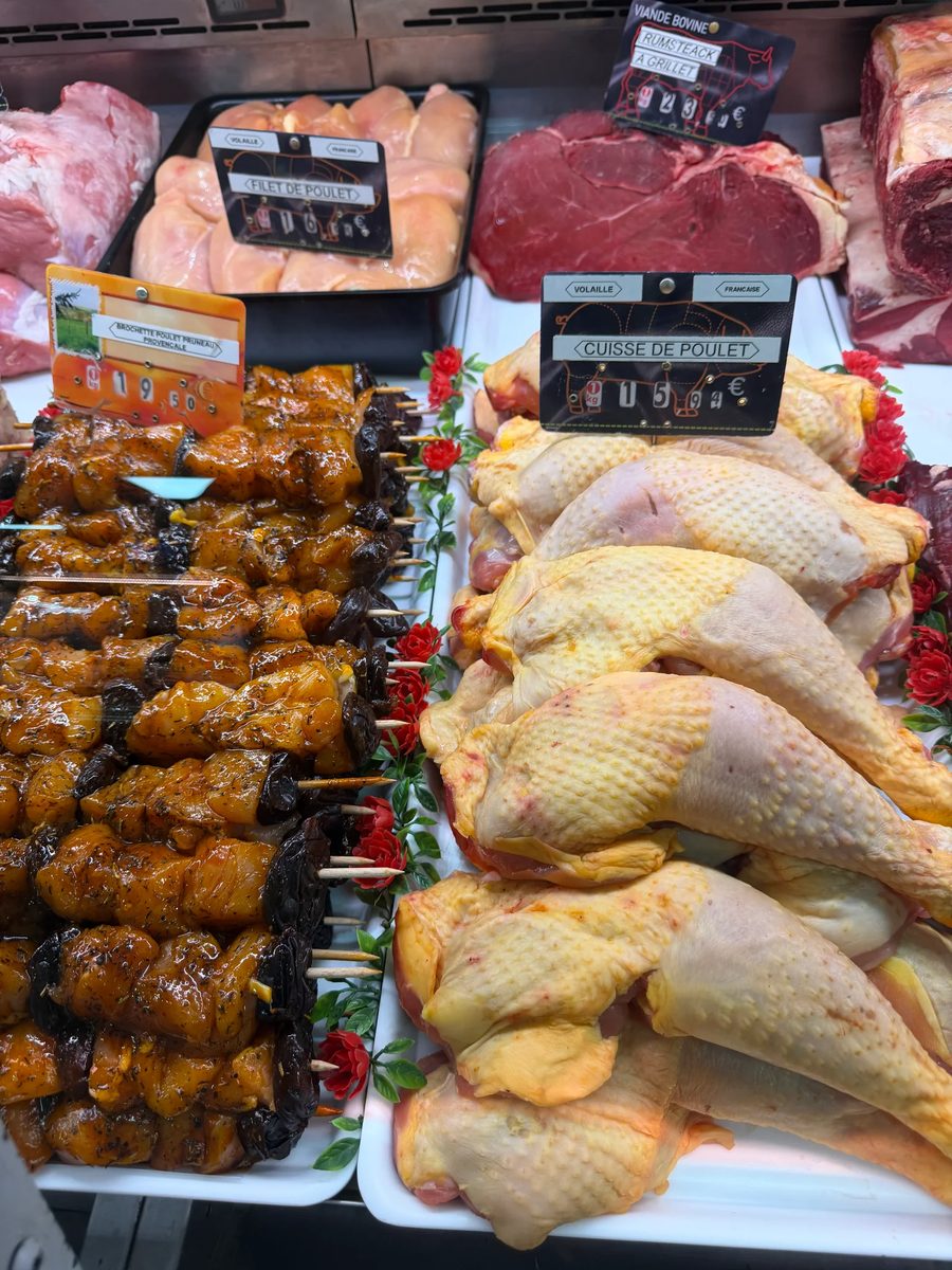 Volaille fermière et brochettes de poulet marinées dans la vitrine de la boucherie