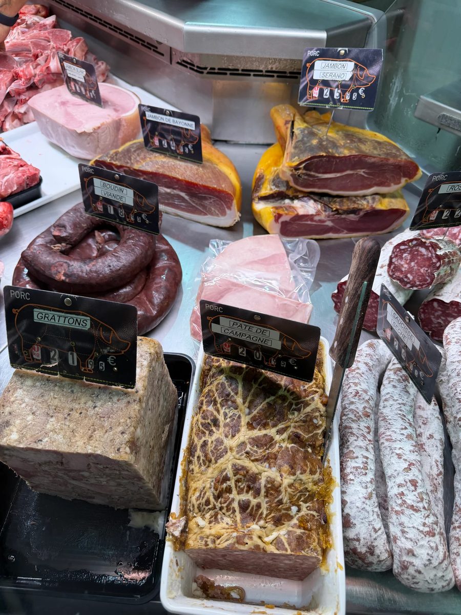 Grenier médocain, pâtés et salaisons dans la vitrine charcuterie de la Boucherie Dodin