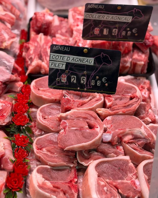 Côtes d'agneau filet et collier d'agneau français sur l'étal