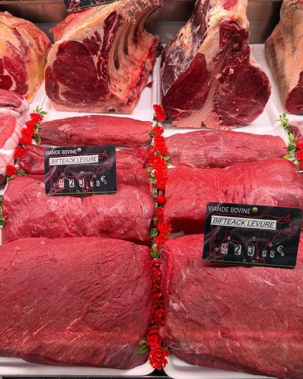 Pièces de bœuf de race Limousine sur l'étal de la Boucherie Dodin