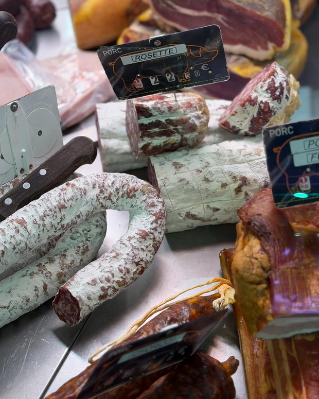 Rosette, saucisse sèche et jambon dans la vitrine charcuterie