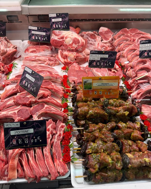 Côtes de mouton et poitrine de mouton français sur l'étal de la Boucherie Dodin