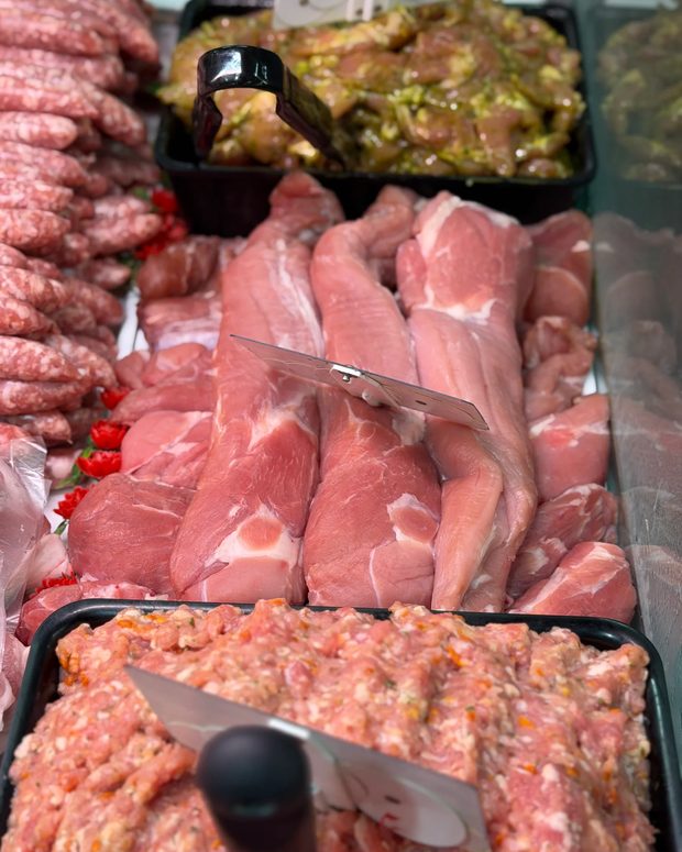 Côtes de porc, escalopes et chair à saucisse préparées à la boucherie