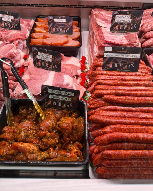 Araignées de porc marinées et chipolatas préparées dans le laboratoire de la boucherie