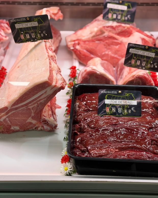 Morceaux de veau, tendron et foie de veau présentés en vitrine