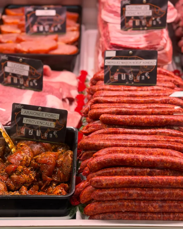 Chipolatas et chair à saucisse fabriquées dans le laboratoire de la boucherie