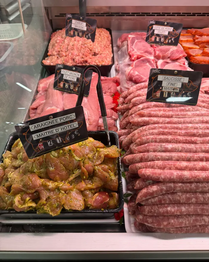 Araignées de porc marinées et saucisses maison sur l'étal
