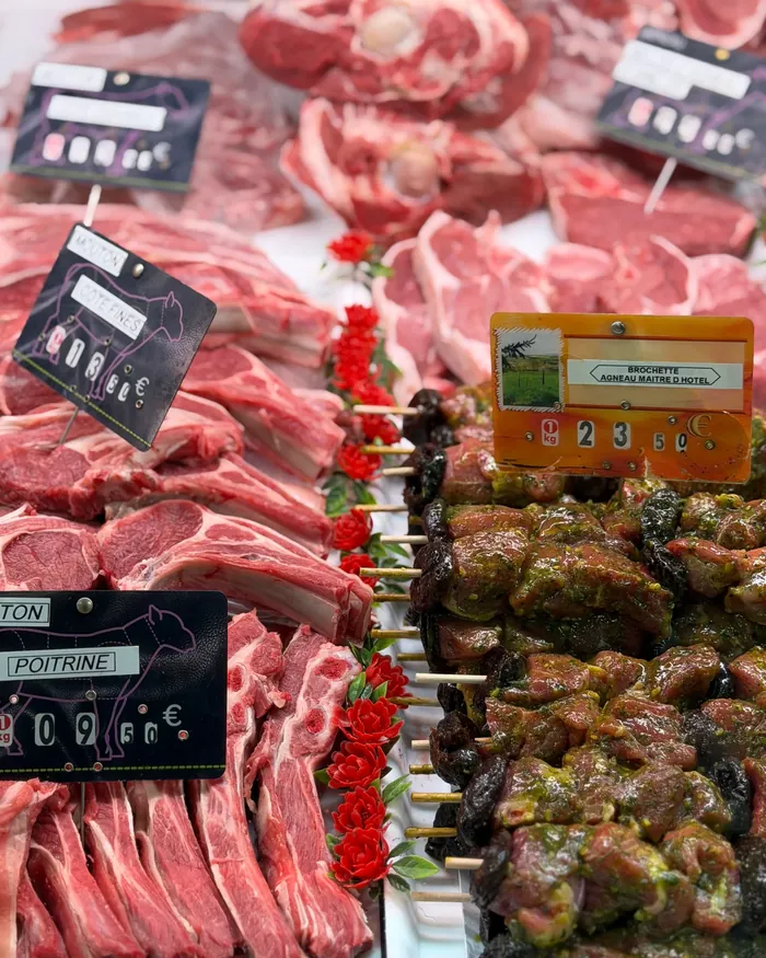 Poitrine de mouton et brochettes marinées maison présentées en vitrine