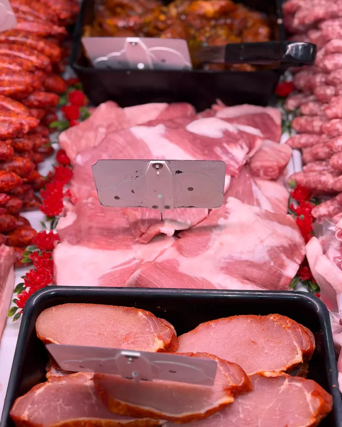 Poitrine fumée tranchée et chorizo dans la vitrine charcuterie