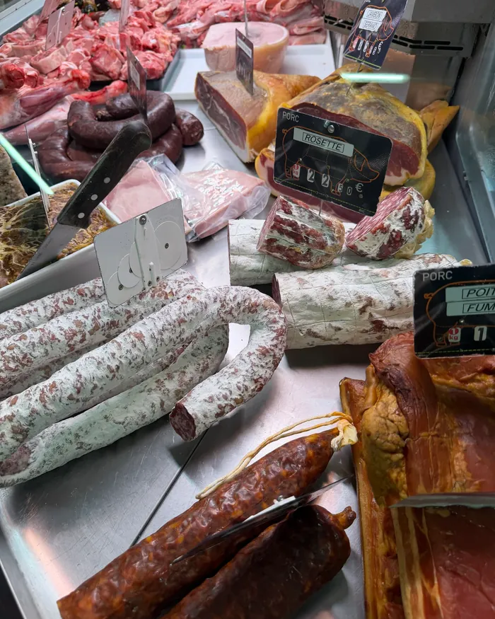 Saucissons secs, chorizo et salaisons de la charcuterie Dodin