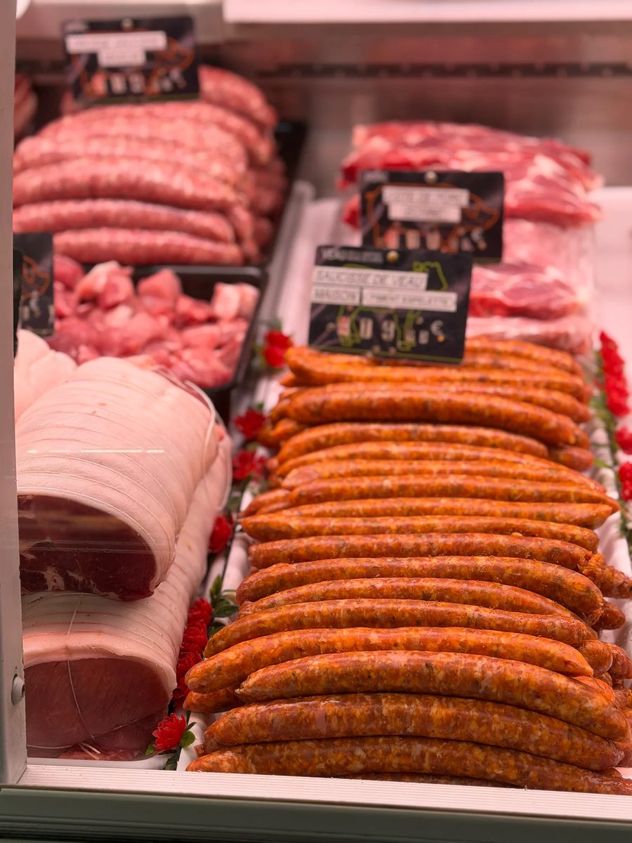 Chorizo, saucisses et poitrine roulée dans la vitrine charcuterie de la Boucherie Dodin