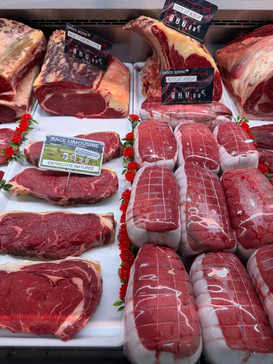 Côtes de bœuf de race Limousine et rôtis ficelés dans la vitrine de la Boucherie Dodin