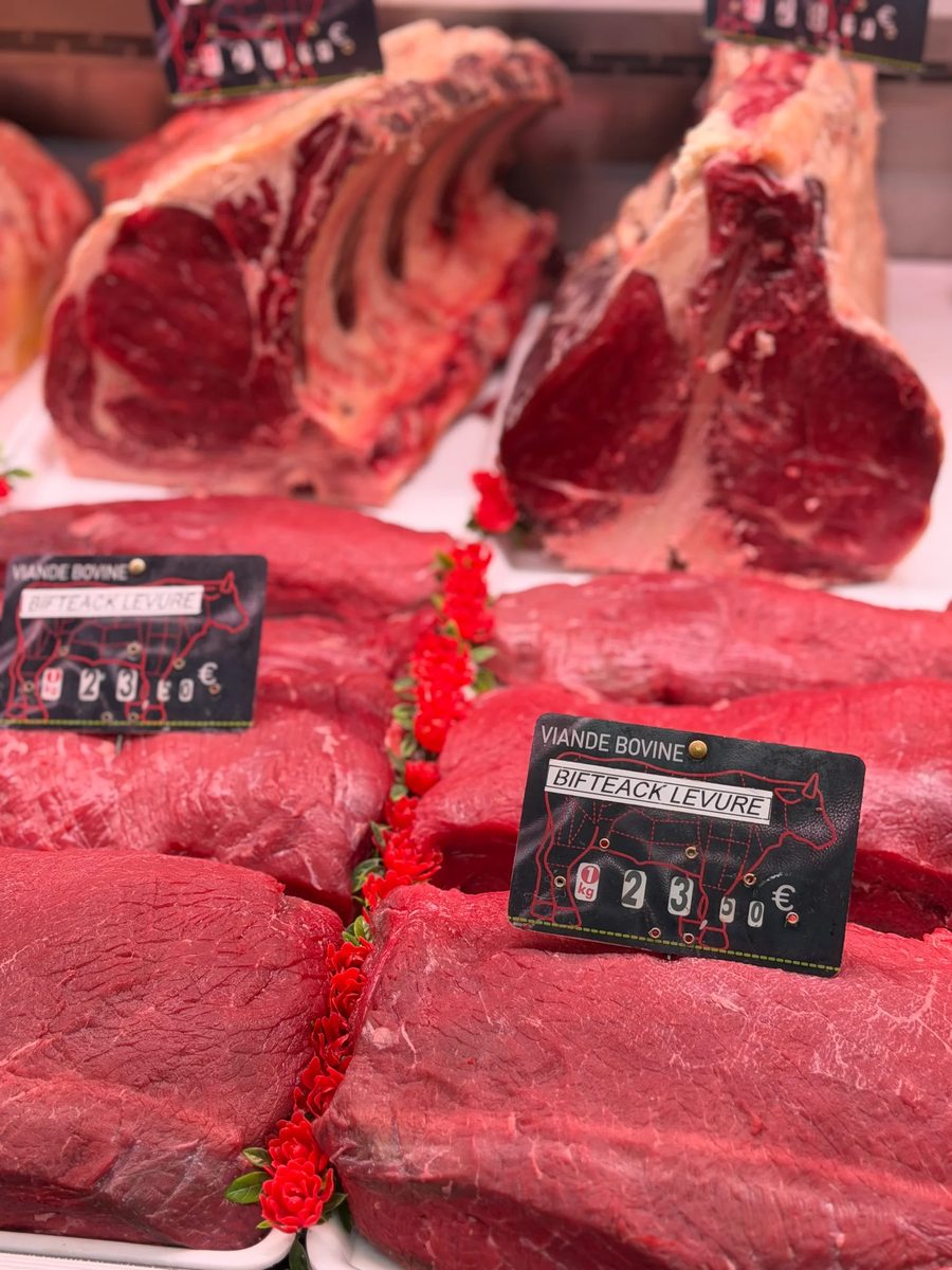 Côtes de bœuf persillées présentées sur l'étal de la boucherie