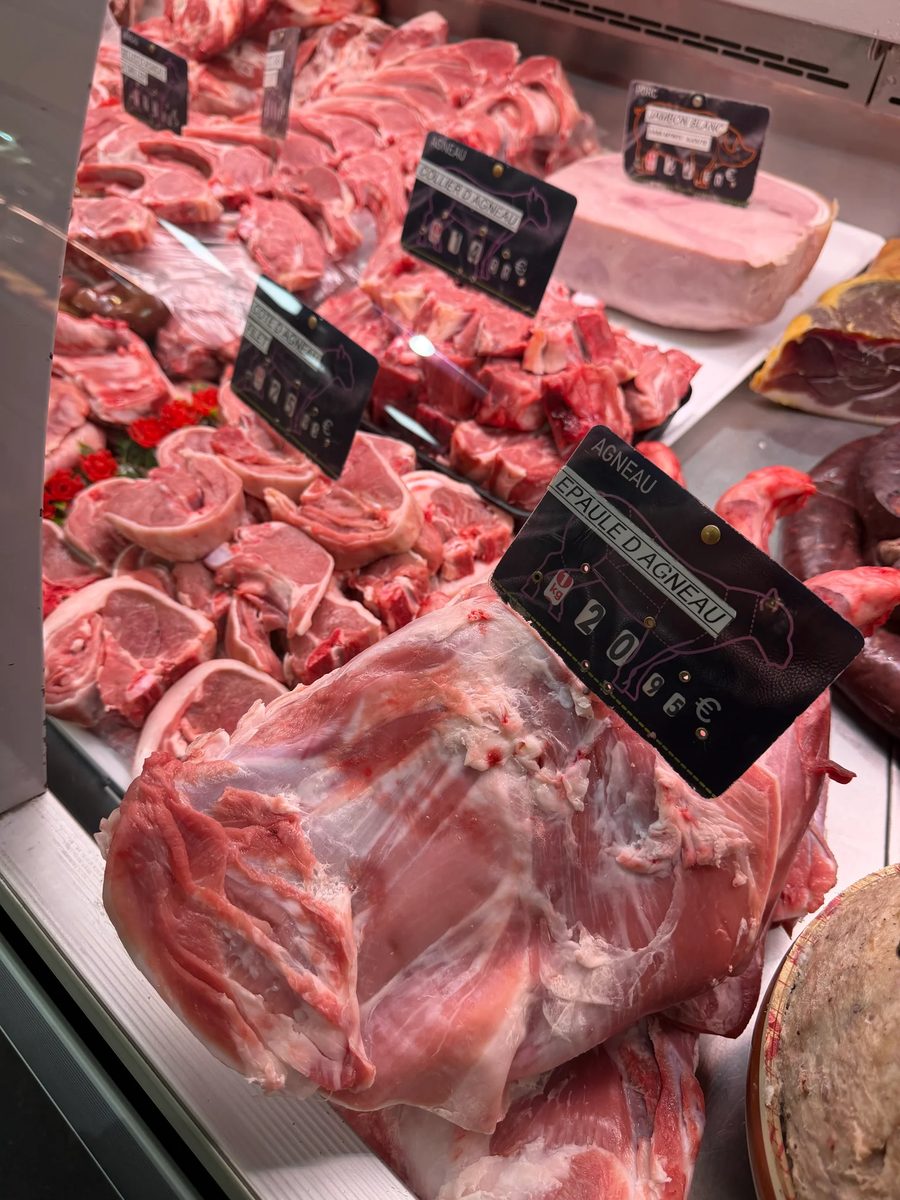 Gigot, poitrine et côtes d'agneau français préparés par les bouchers