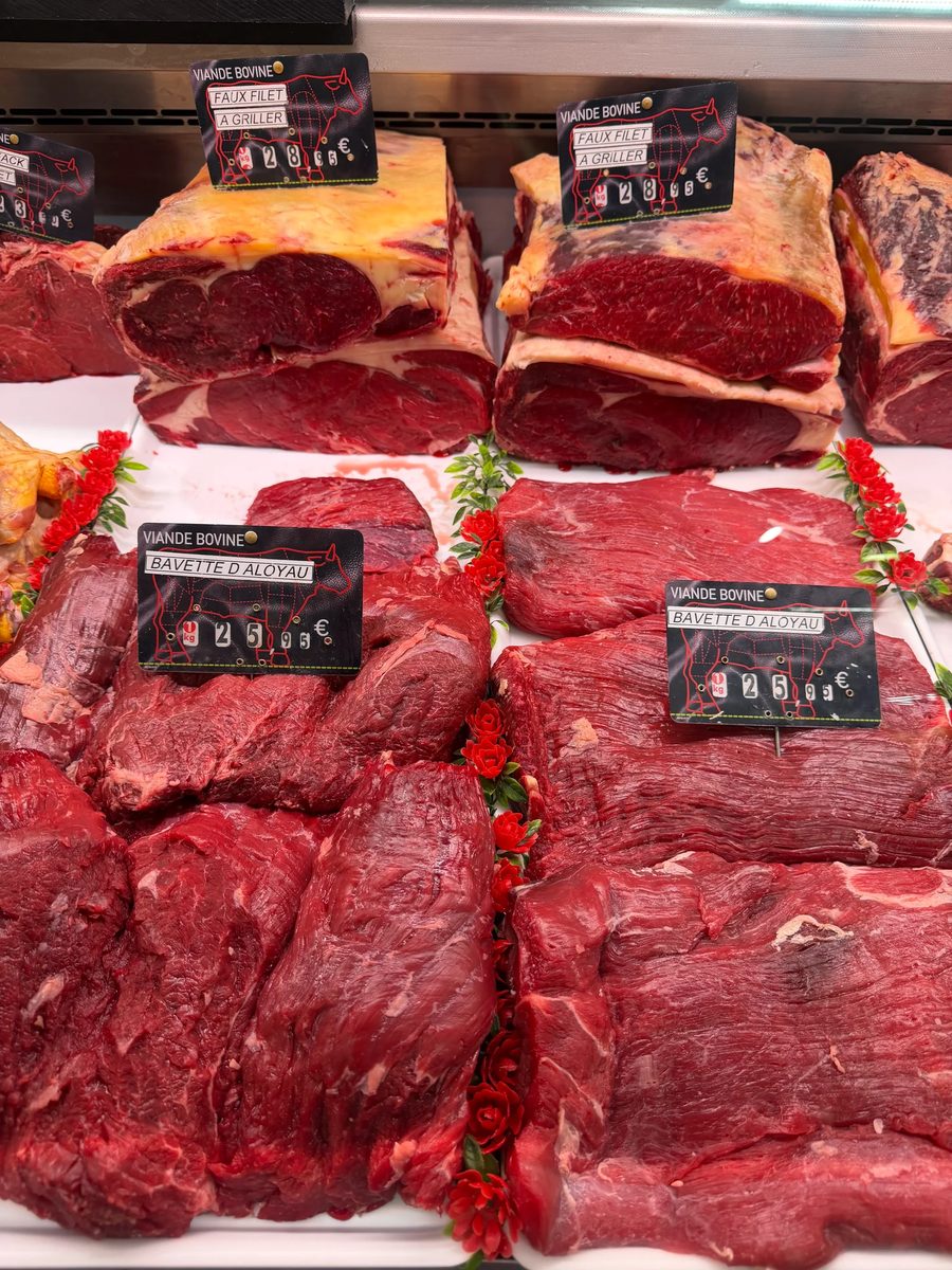 Bavette, onglet et côtes de bœuf de races françaises sur l'étal de la Boucherie Dodin