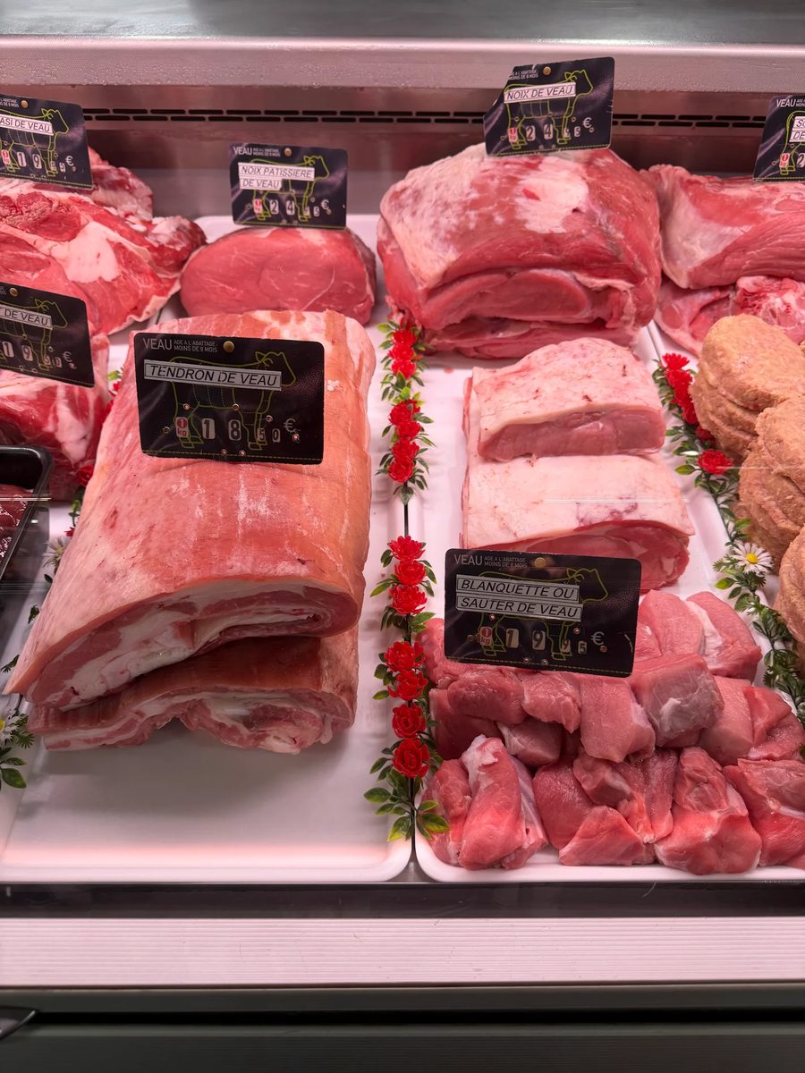 Poitrine de porc, carré et croustilles de porc français dans la vitrine