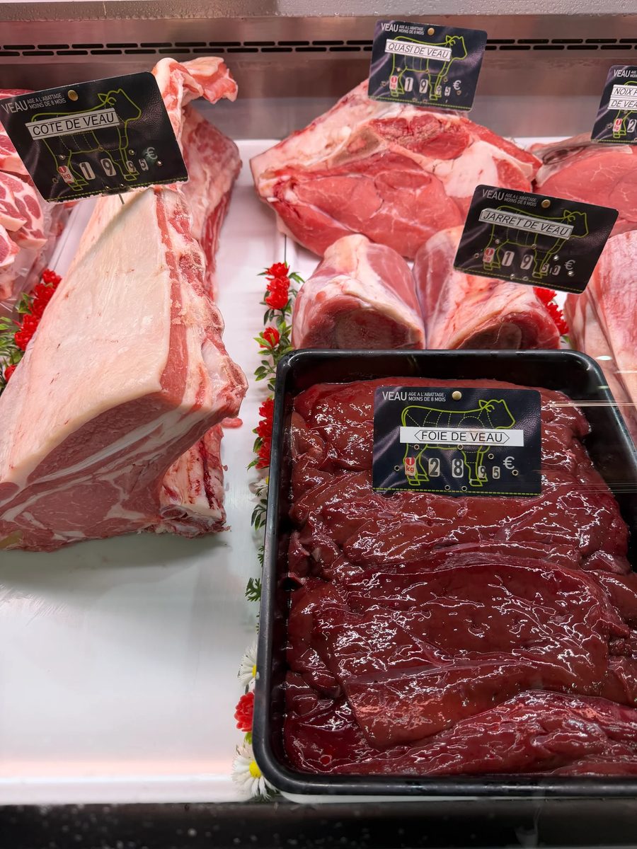Foie de veau, côtes de veau et rouelle présentés dans la vitrine de la boucherie