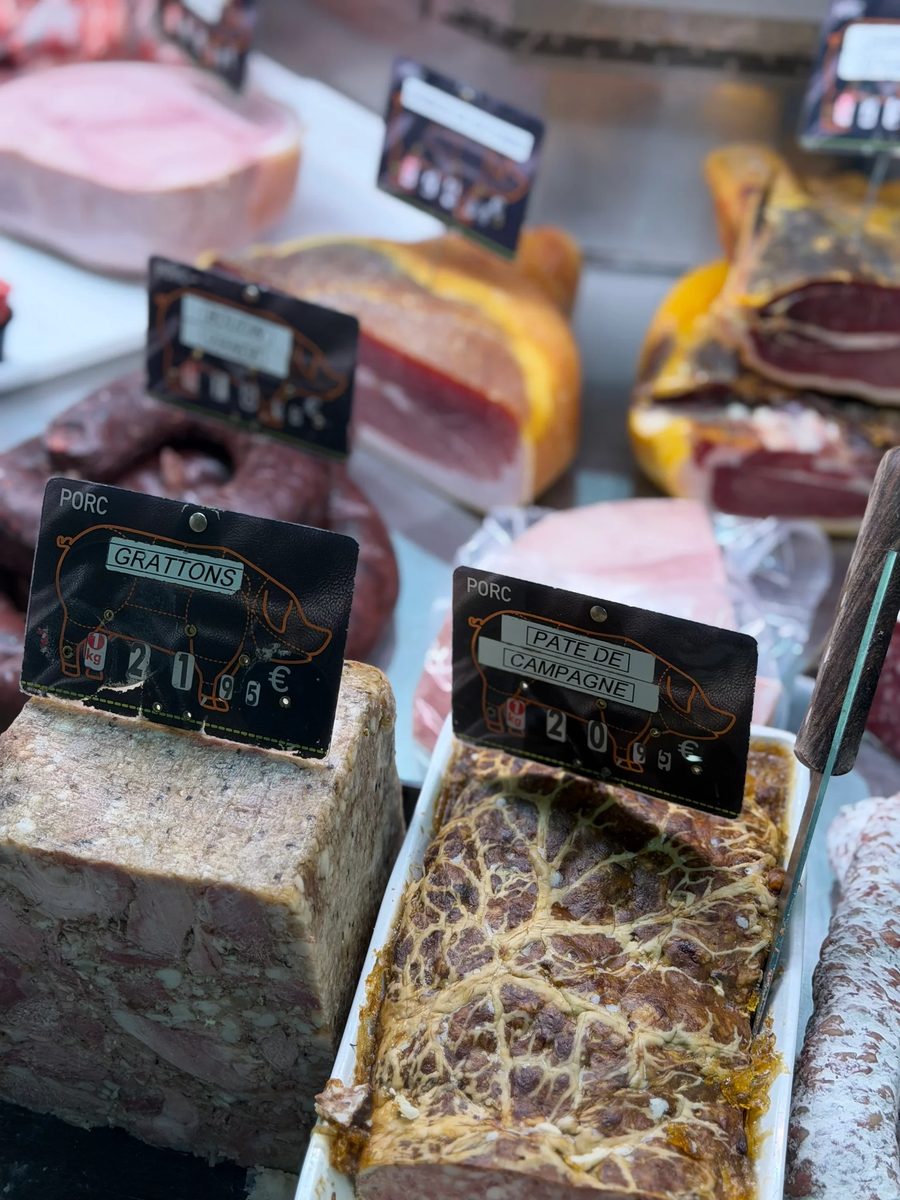 Grattons façon Lormont et pâté de campagne dans la vitrine charcuterie de la Boucherie Dodin