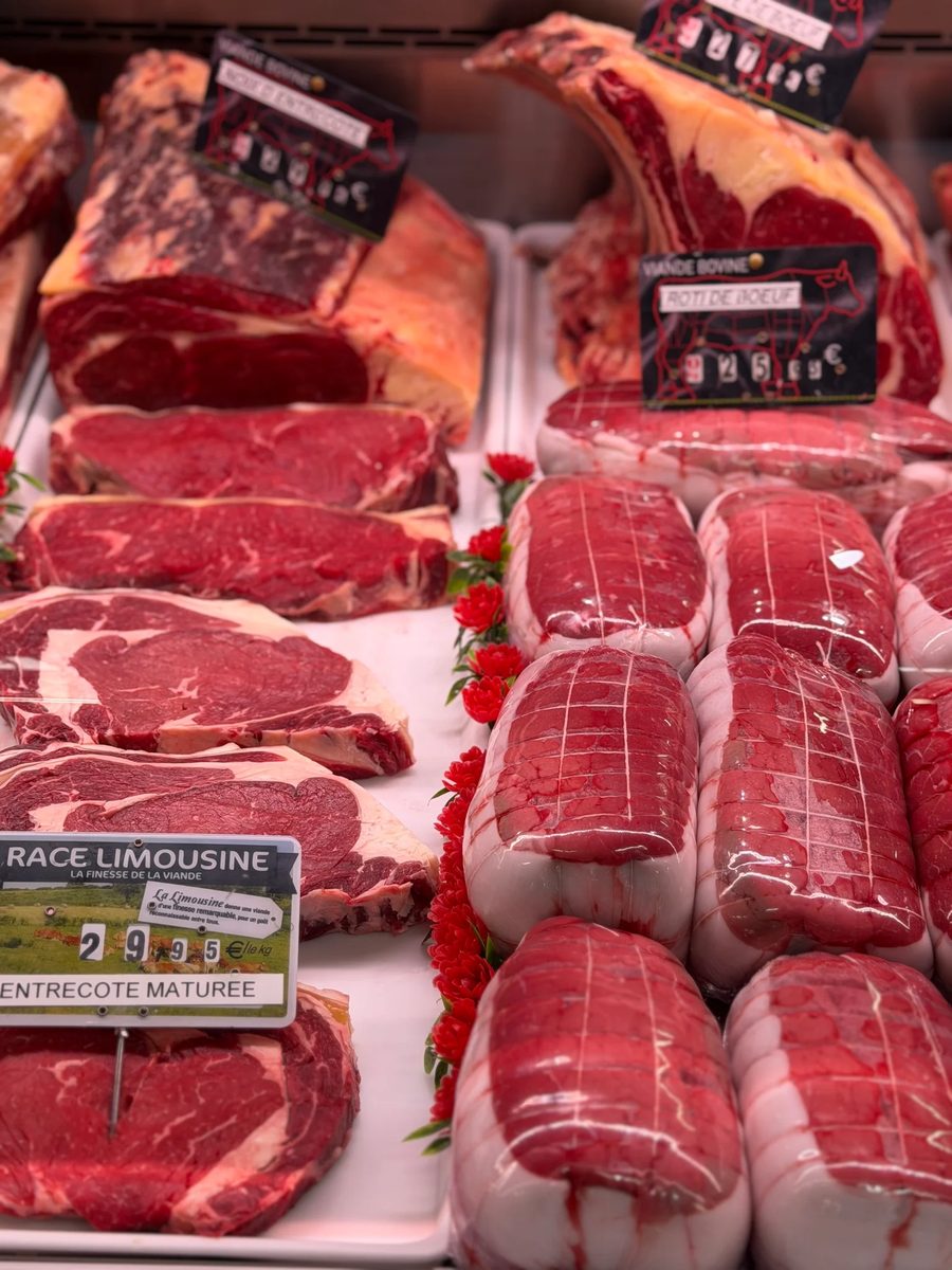 Entrecôte maturée de race Limousine et rôtis de bœuf sur l'étal de la Boucherie Dodin