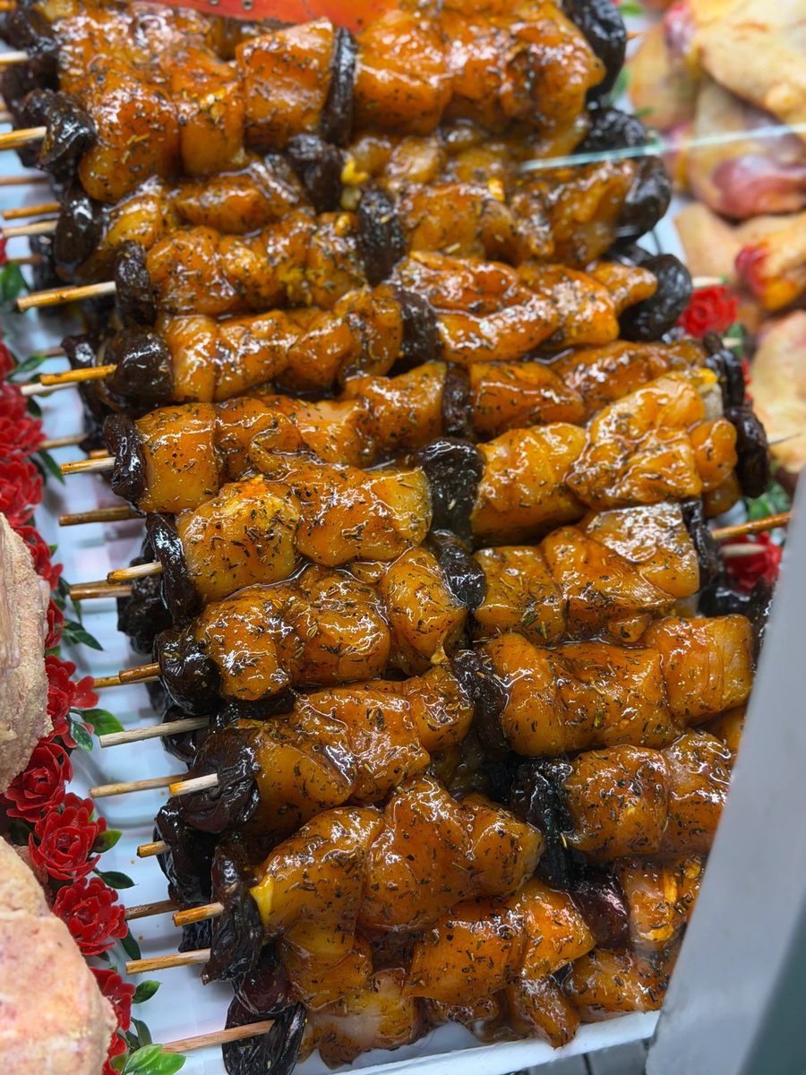 Brochettes de poulet marinées préparées à la main dans le laboratoire de la boucherie