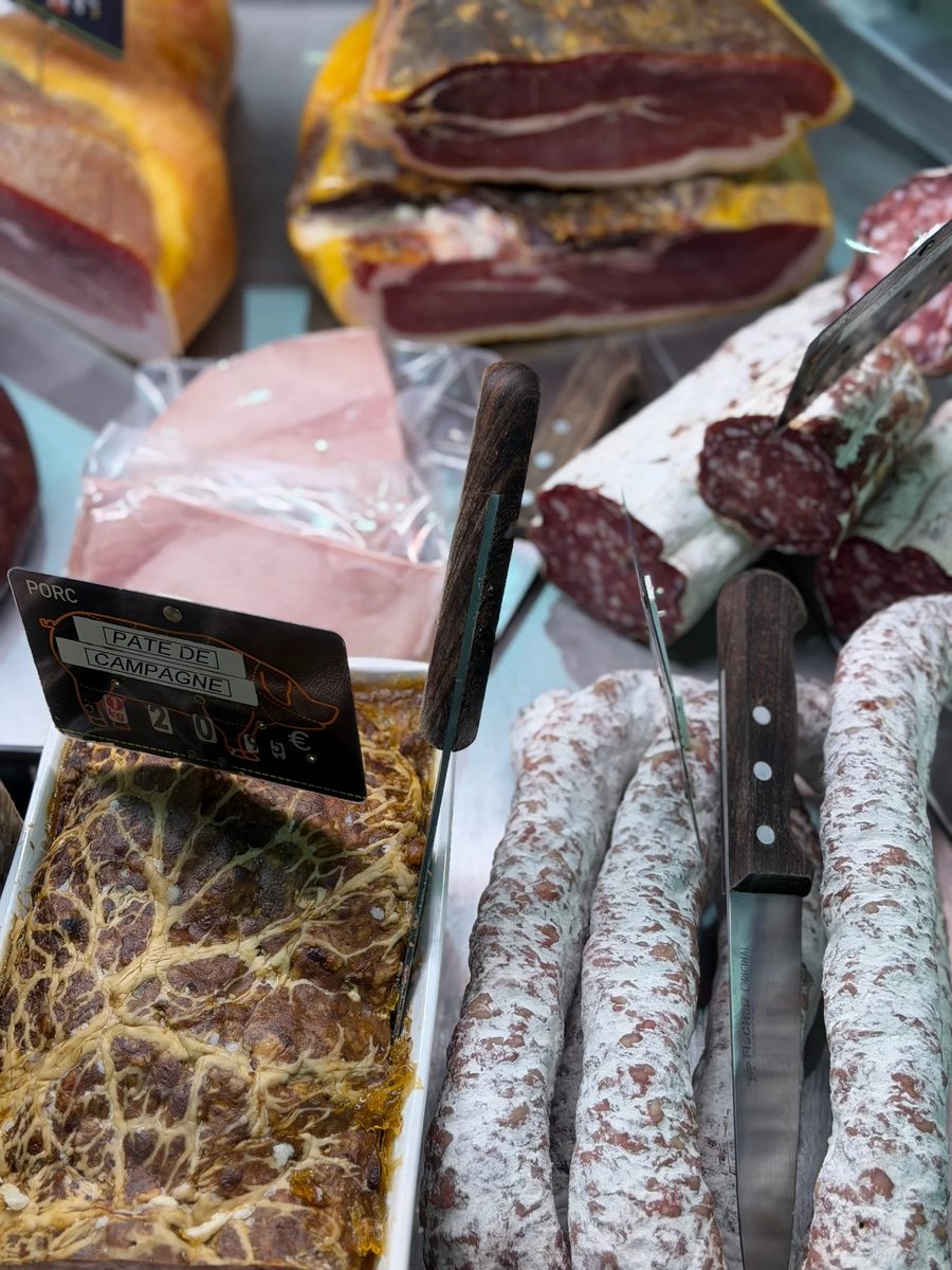 Saucisses sèches, chorizo et magret fumé de la charcuterie de tradition