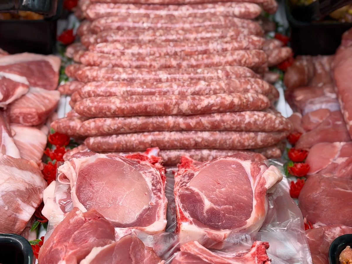 Chipolatas et merguez fabriquées maison alignées sur l'étal de la Boucherie Dodin